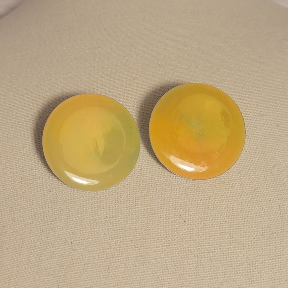 Retro Acrylic Earrings Postbacks Round Yellow Green Vintage - Picture 1 of 9